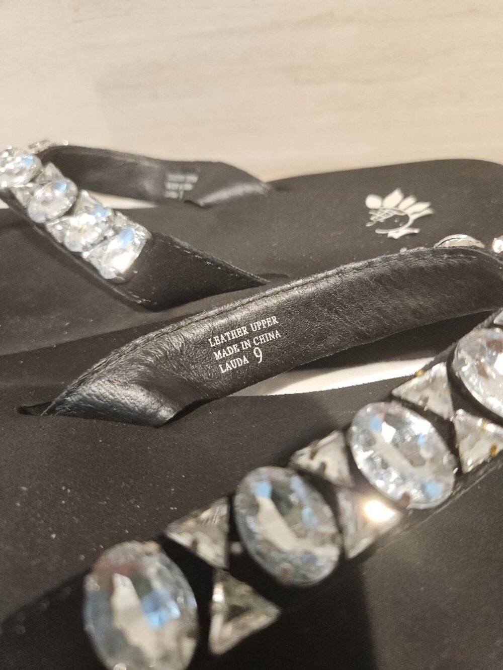 YELLOW BOX RHINESTONE FLIP FLOPS, SIZE 9 - Picture 4 of 7